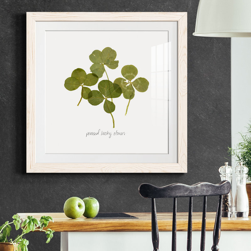 «Pressed Clover I», reproduction encadrée de qualité supérieure - prête à être accrochée, H 17 po x l 17 po x P 1,5 po, Blanc
