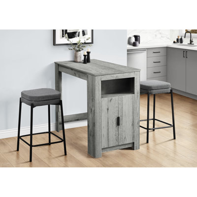 Contemporain de 2 comptoirs sans dossier revêtus de tissu gris avec des pieds en métal noir et une construction pour les sièges de cuisine