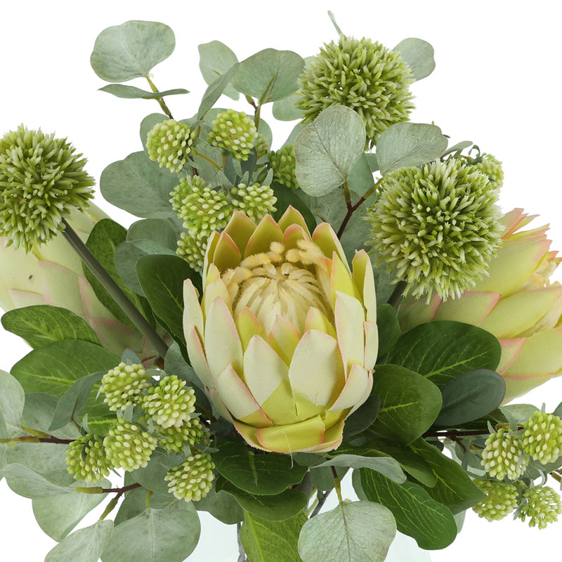 Arrangement floral en fausse protée, allium et eucalyptus dans un vase