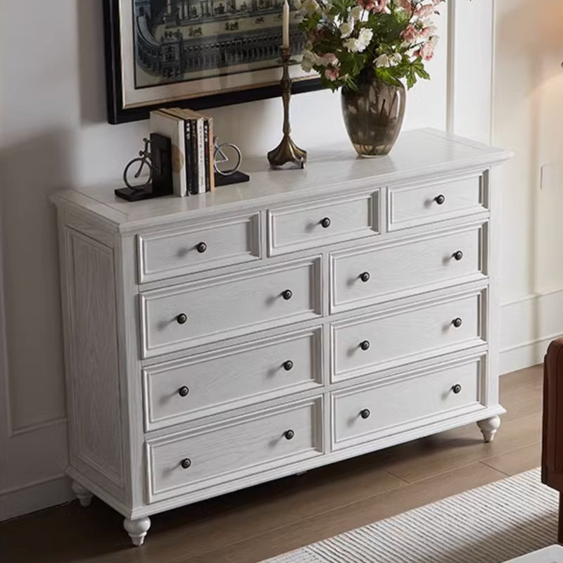 Commode à neuf tiroirs