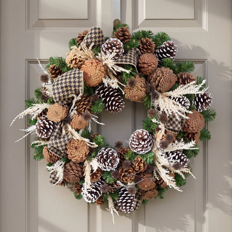Couronne de Noël avec pommes de pin