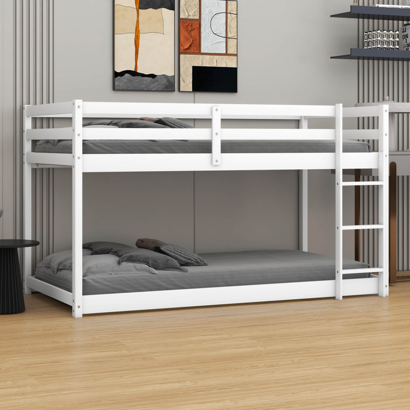 Lit superposé simple au-dessus d'un lit simple en bois avec échelle et garde-corps