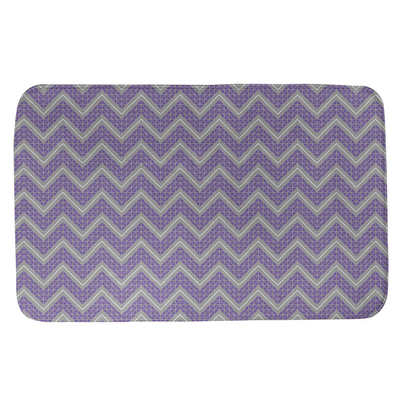 Tapis pour salle de bain à motif à chevrons à la main Stephenie, l 21 po x L 34 po, Mauve / Gris