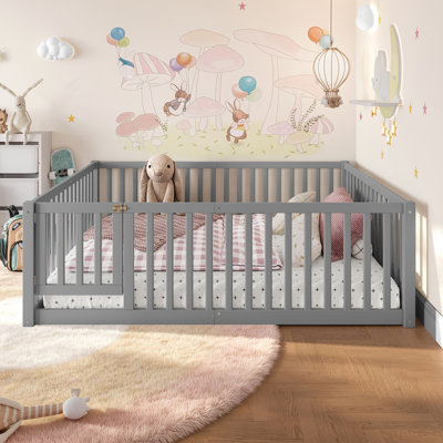 Lit double avec garde-corps et porte pour enfants