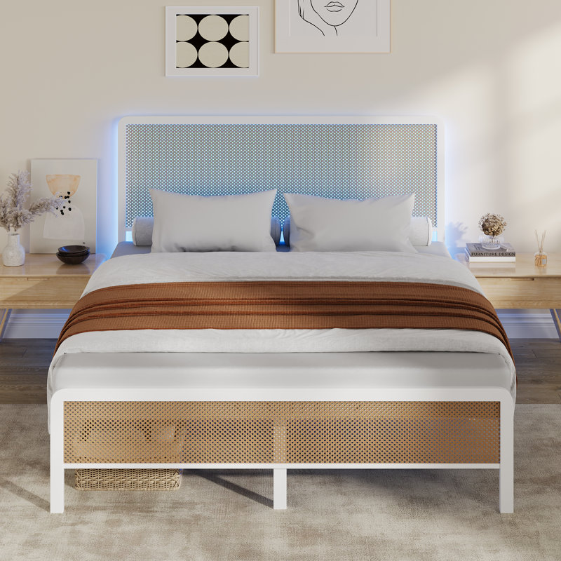 Base de lit en rotin pour grand lit avec lumières DEL, cadre de lit Boho avec tête et pied de lit, support de lattes en acier robuste et robuste, aucun sommier tapissier requis, cadre de lit en métal pour la chambre à coucher