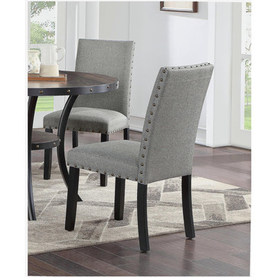 Fauteuil deux pièces en tissu gris avec chaises d'appoint rembourrées, chaise en bois décorée cloutée, chaise de cuisine