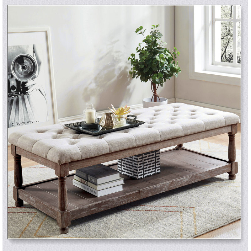 Banc de style rustique avec rangement ouvert au bas et siège capitonné, parfait pour les vestibules et les salons