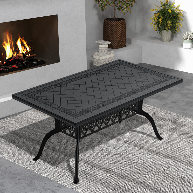 Table de patio en aluminium moulé - Cadre noir, rectangulaire, détails soignés, motif de repas extérieur protégé