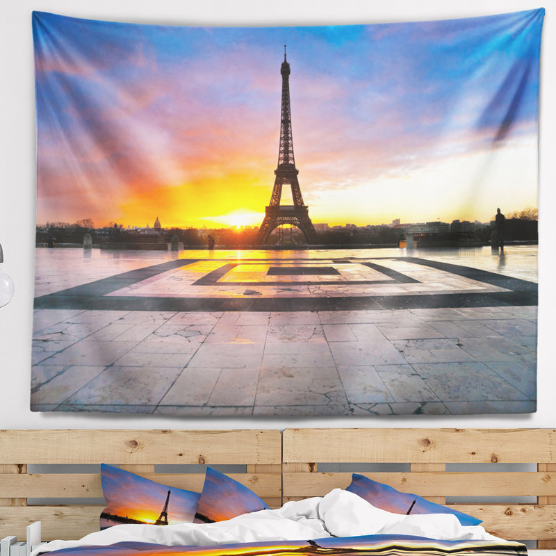 Tapisserie de Paris, Tour Eiffel, au lever du soleil, H 32 po x l 39 po