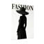 Mannequin en robe noire et chapeau-557704731