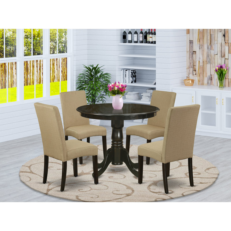 L'ensemble de table de salle à manger 3 pièces comprend une table de cuisine ronde avec piédestal et 2 chaises de salle à manger Parsons en tissu brun, 36 x 36 pouces, cappuccino