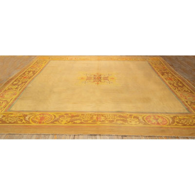 Tapis carré doré en laine 1840