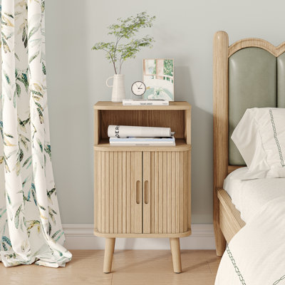 Table de chevet moderne Mid-Century, table de bout cannelée avec tablette ouverte et armoire de rangement, table de chevet arrondie en bois avec portes coulissantes