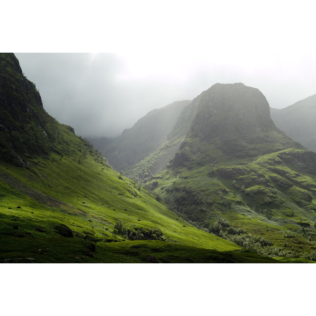 Glencoe Pass On A Misty Day von Abzee - Kunstdrucke auf Leinwand