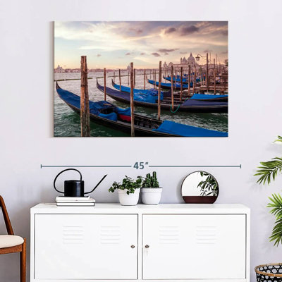 Gondoles de Venise au coucher du soleil