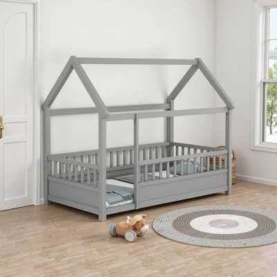 Structure de lit simple en bois avec toit de maison, barrières de sécurité et garde-corps en pin - gris