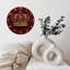 Couronne de bijoux sur cadran rouge