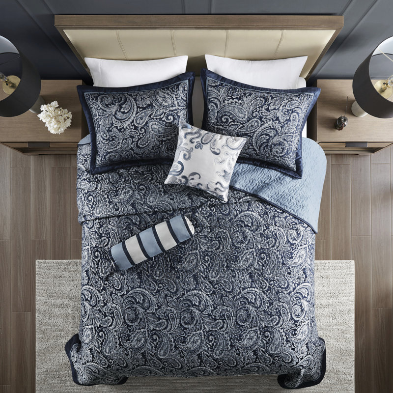Couvre-lit très grand bleu marine - détails de broderie et passepoil argenté pour une ambiance de chambre luxueuse avec coussins décoratifs