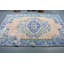 Tapis turc rétro fabriqué à la main avec un médaillon classique en beige et bleu pour le salon bleu / beige