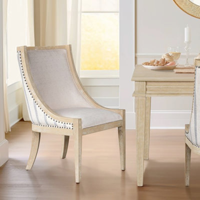 Chaise rembourrée avec garniture cloutée
