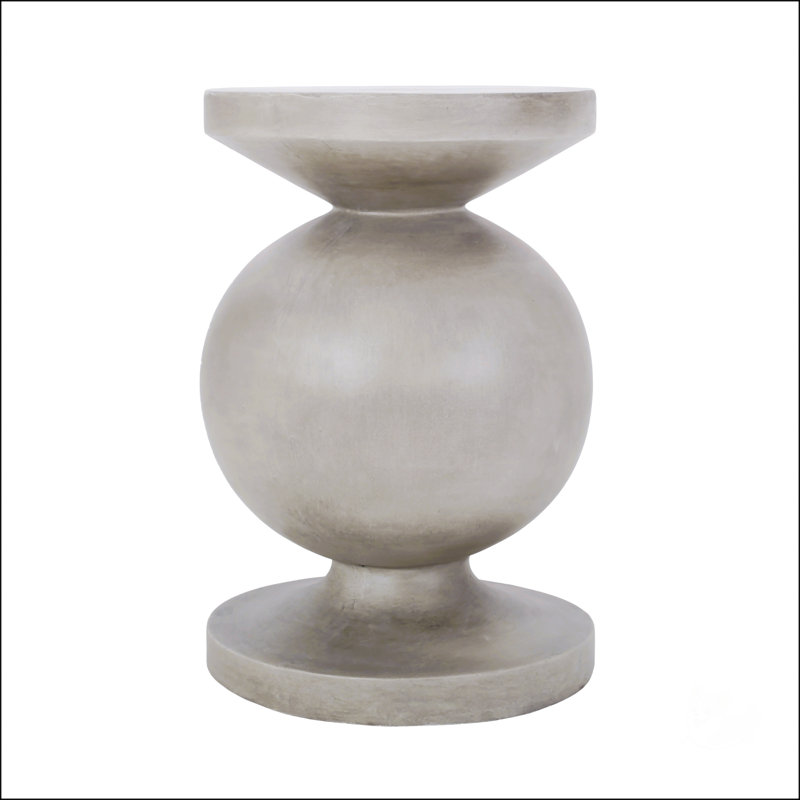 Charmante table de bout en béton légère avec base à piédestal tourné, parfaite pour les espaces extérieurs modernes et classiques.
