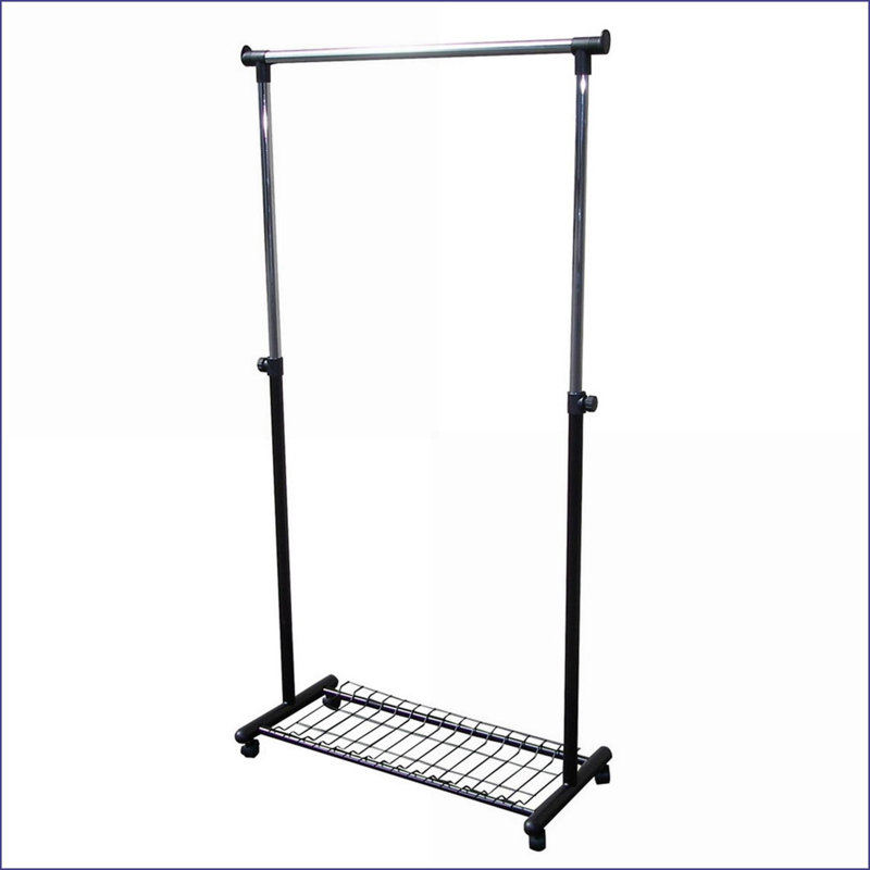 Portemanteaux: portemanteau en métal de 66 po de hauteur avec roulettes, finition noire | Noir | Portemanteaux