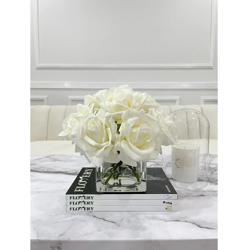 Roses avec fleurs artificielles dans un vase