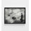 Art mural noir et blanc: homme dans le brouillard avec des parapluies - surréel moderne