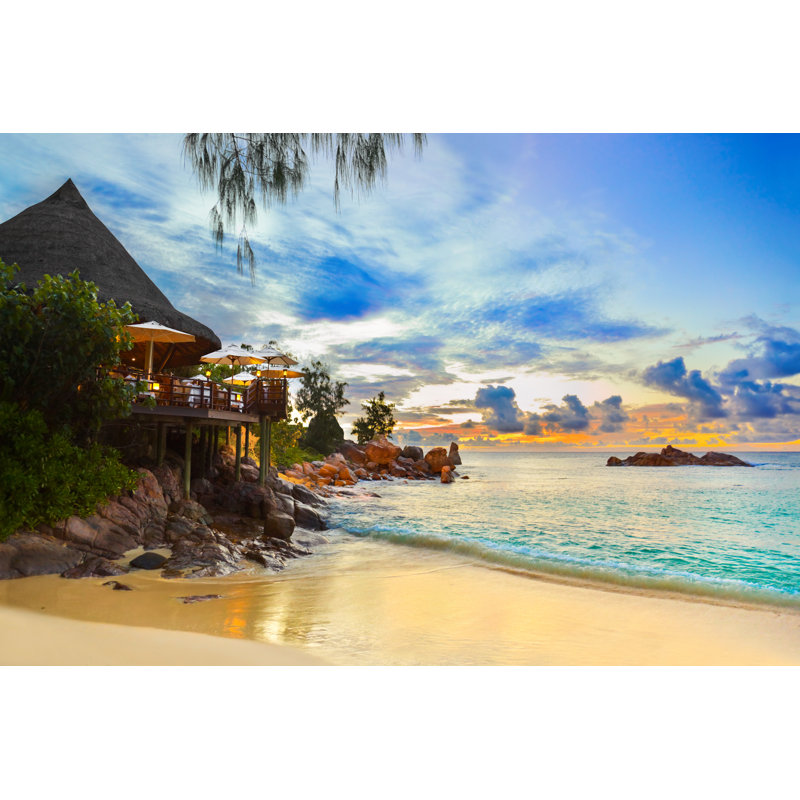 «Cafe on Tropical Beach» par Tpopova - photographie sur toile tendue, L 12 po x H 8 po