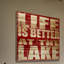 «Life Is Better at the Lake», impression d'art textuel sur bois sans cadre-16934959