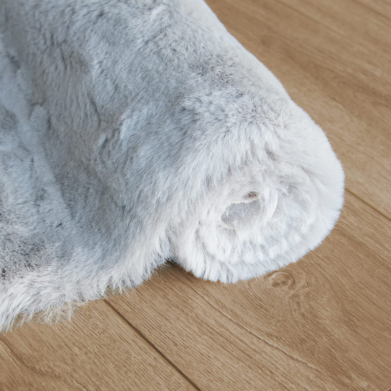 Tapis gris en fausse fourrure de couleur unie Davyn, Rectangle 4 pi x 6 pi