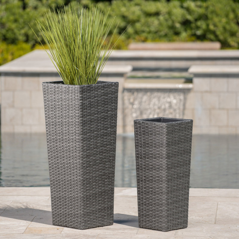 Pot de fleur - gris. Rendez votre patio élégant. 2 pots. Grand: 11,75 pouces de profondeur x largeur 31,90 de hauteur. Petit: 9,06 23,62 Aucun assemblage requis. Élégant et visuellement attrayant, donnez une touche de classe. Pots