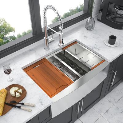 Évier double cuve de 84 cm (33 po) en acier inoxydable 60/40, calibre 16, avec tablier frontal, comptoir surélevé et surface résistante à l'usure. Comprend une planche à découper, une passoire et une grille pour une utilisation optimale.