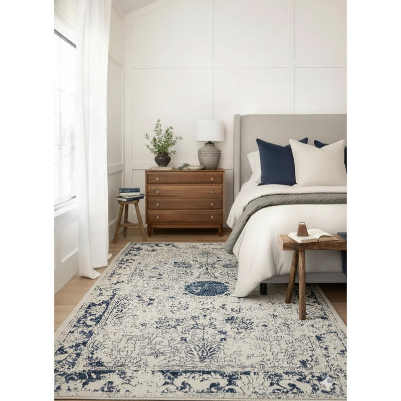 Tapis à motif de médaillon floral bleu marine / crème 5 pi x 8 pi (5 pi 3 po x 7 pi 7 po) Branch Branch Naveen - tapis contemporain, à poils courts et résistant aux taches