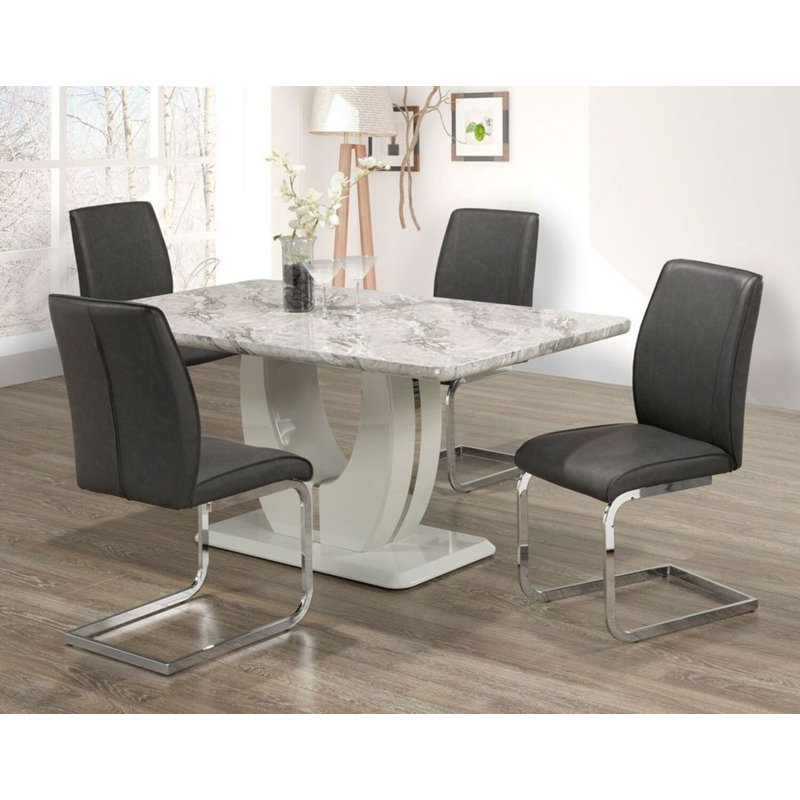 Ensemble repas pour quatre personnes