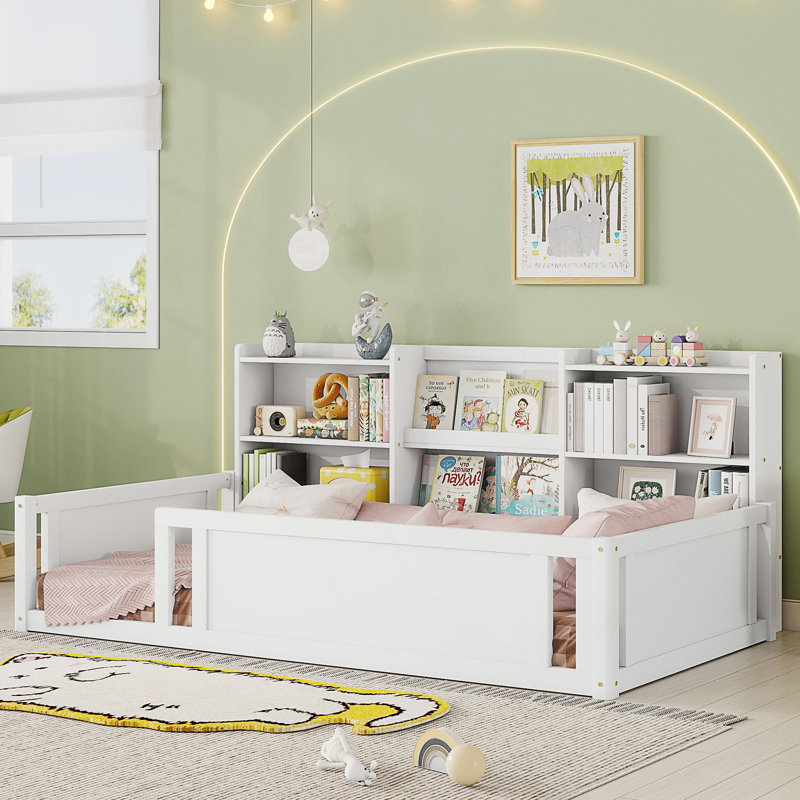 Lit plateforme simple en bois avec barrière de sécurité et tablettes de rangement latérales pratiques, base de lit pour enfant peu encombrante