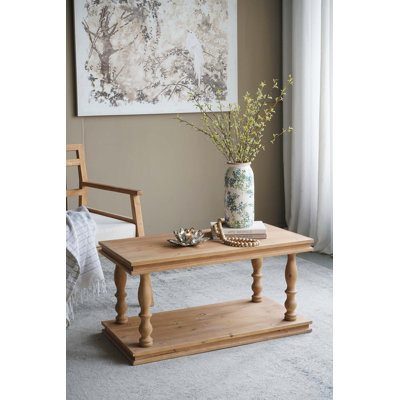 Table basse rectangulaire rustique avec pieds sculptés à la main et rangement à plusieurs niveaux