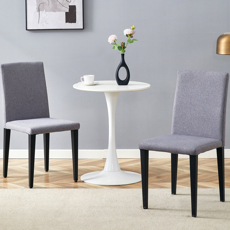 Chaises de salle à manger grises (paire). Moderne et confortable. Tissu respirant. Pieds en métal robustes. Dessous coulissant. Facile à nettoyer et à assembler. Hauteur de 18,5 po. Taille totale de deux chaises de 35,4 po. Minimaliste chic. Confortable