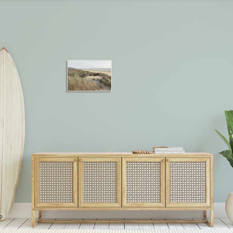 «Mute Beach Coast Tall Grassy Dunes Distant Mountains» par Alan Majchrowicz - photographie, H 13 po x l 19 po x P 0,5 po