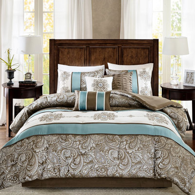 Édredon pour grand lit 7 pièces. En bleu, brun et motif cachemire enchanteur. Comprend les taies décoratives et les coussins décoratifs. Ornement tissé gracieux