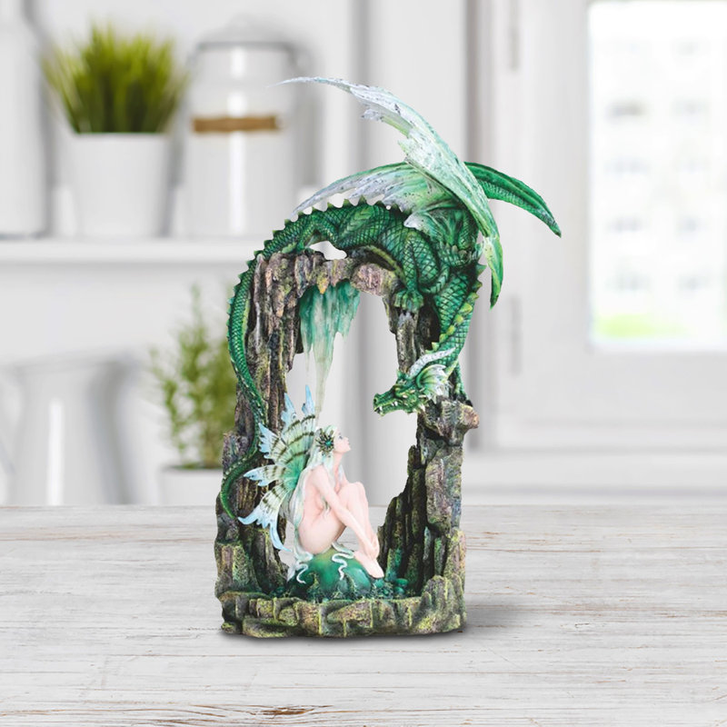Figurine fée des bois dans une caverne de dragon