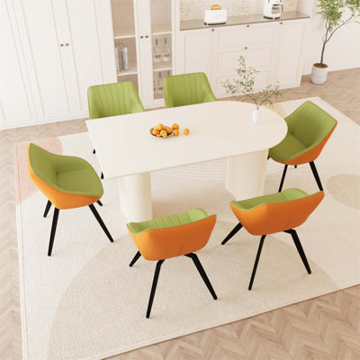 Table de salle à manger élégante en panneau de fibres à densité moyenne crème avec chaises en polyuréthane vert, pieds en métal noir, idéale pour les intérieurs modernes et traditionnels