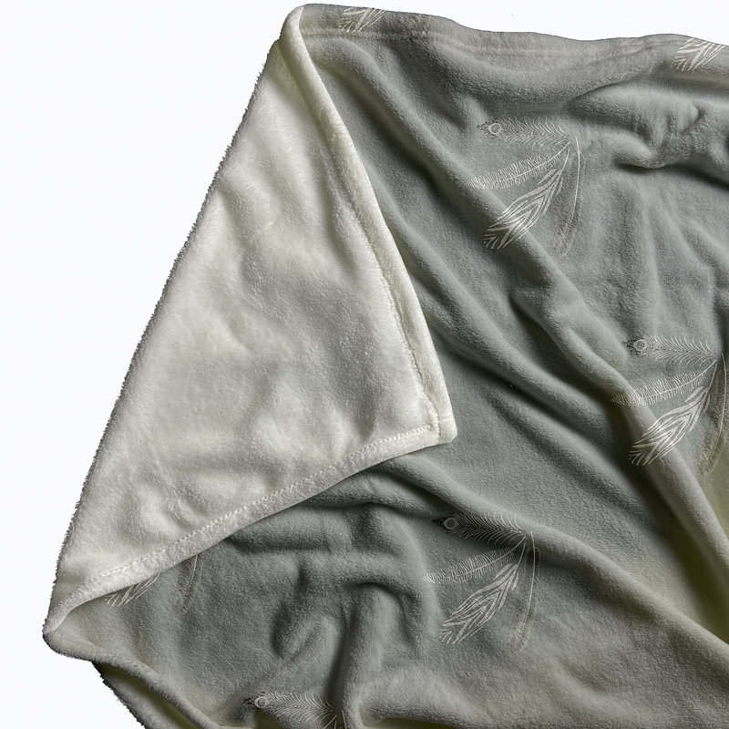 Couverture en molleton à motif de plumes, L 50 po x L 60 po, Gris