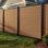 Panneau de clôture d'intimité H 6 pi x l 6 pi Edgewood, ensemble de clôture en composite avec cadre en aluminium, planches à grain de bois, installation sans creusage, clôture extérieure résistante aux rayons UV pour le patio ou la piscine
