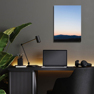  «The Ridge At Blue Hour» par Life BeautifuLEE, art mural en verre acrylique, 12 po x 16 po