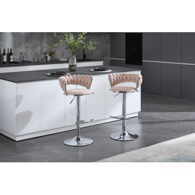 Ensemble de 2 tabourets de bar, avec repose-pieds chromé et base pivotante à hauteur réglable en velours + tabouret de bar simple à pieds chromés - Rose