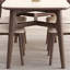 Table et chaise de salle à manger familiale et chaleureuse-102144639