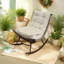 Chaise berçante moderne en rotin