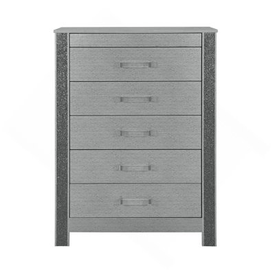 Charmante armoire en bois avec des sculptures complexes et des compartiments cachés pour un rangement supplémentaire