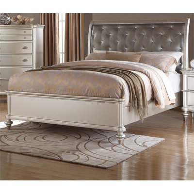 Très grand lit californien capitonné en similicuir avec lustre en cristal et garniture cloutée fine pour les chambres luxueuses